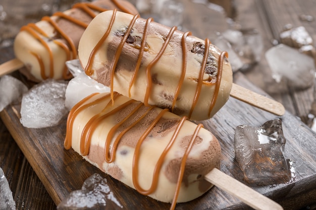 Paletas de chocolate de caramelo casero con caramelo