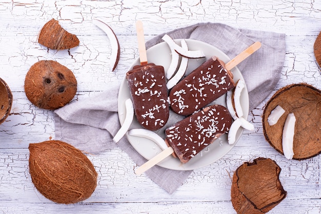 Paletas de coco en glaseado de chocolate