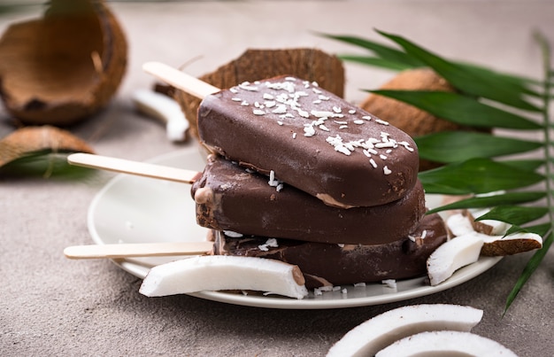 Paletas de coco en glaseado de chocolate