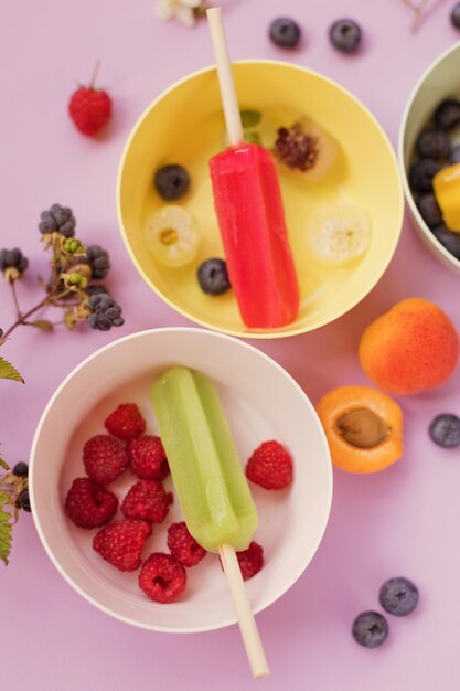 Paletas de colores en tazones de cerca