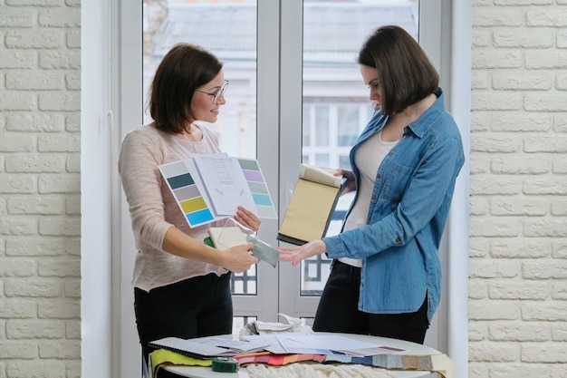 Paletas de diseño textil, decorador y reloj para mujeres con telas.