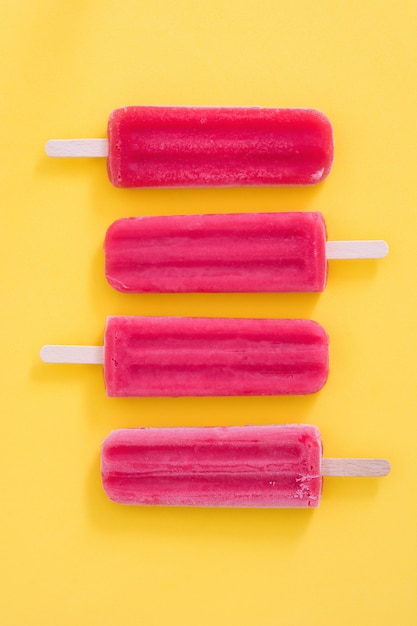 Foto paletas de fresa en amarillo