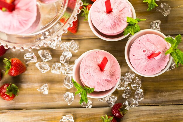 Paletas de fresa caseras hechas en vasos de plástico.