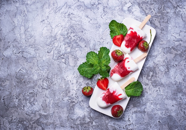 Paletas de fresa vainilla. Helado casero. Enfoque selectivo