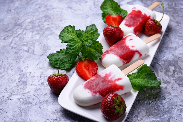 Paletas de fresa vainilla. Helado casero. Enfoque selectivo