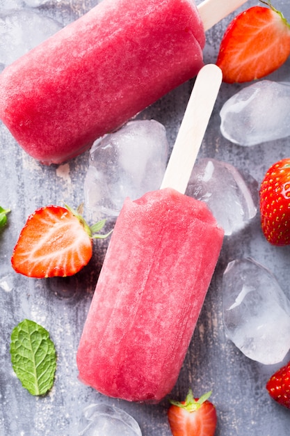 Foto paletas de fresas caseras