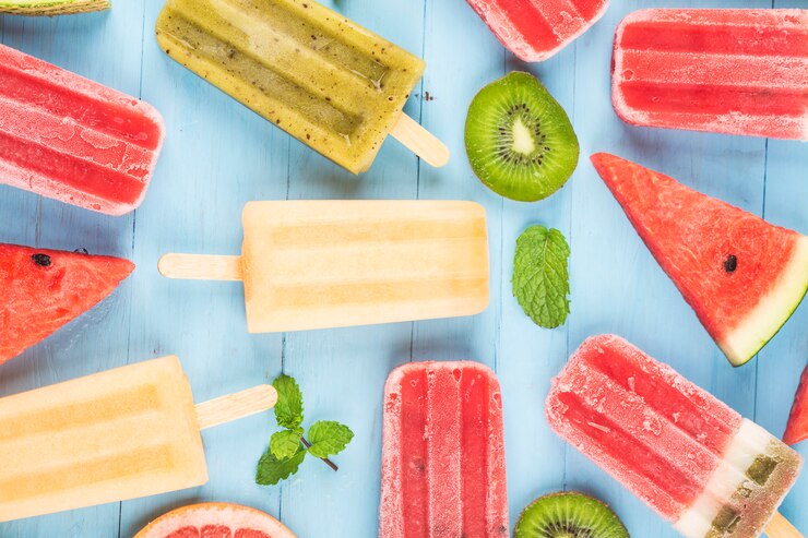 Paletas de frutas enteras saludables con bayas Melón de sandía Kiwi en mesa vintage de madera