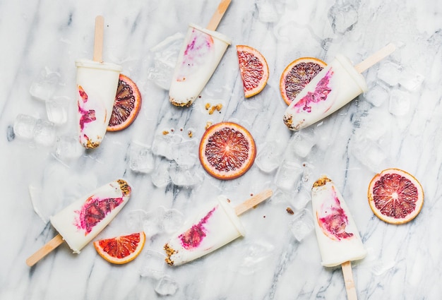 Paletas de granola y yogur de naranja sanguina