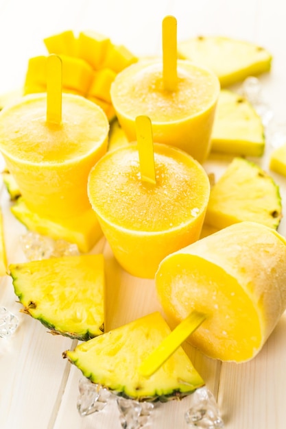 Paletas heladas caseras bajas en calorías elaboradas con mando, piña y leche de coco.