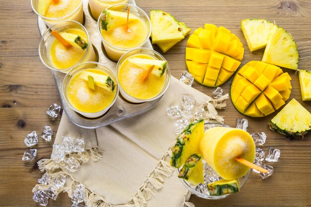 Paletas heladas caseras bajas en calorías elaboradas con mando, piña y leche de coco.