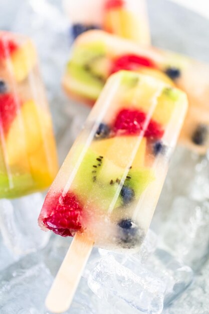 Paletas heladas caseras de fruta fresca con jugo de manzana.