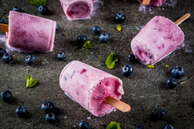 Paletas de helado de arándanos y yogurt