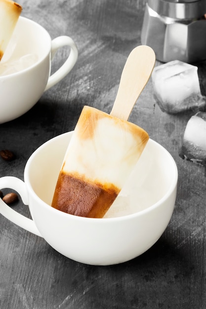 Paletas de helado de café en tazas blancas