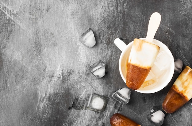 Paletas de helado de café en tazas blancas