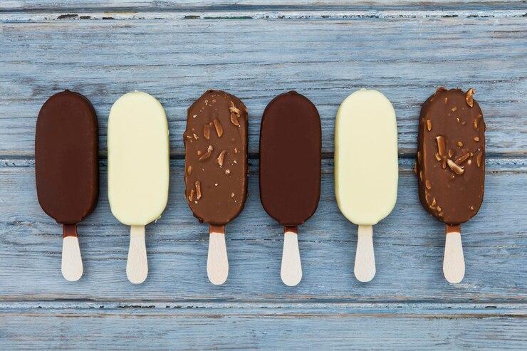 Paletas de helado de chocolate sobre un fondo de madera