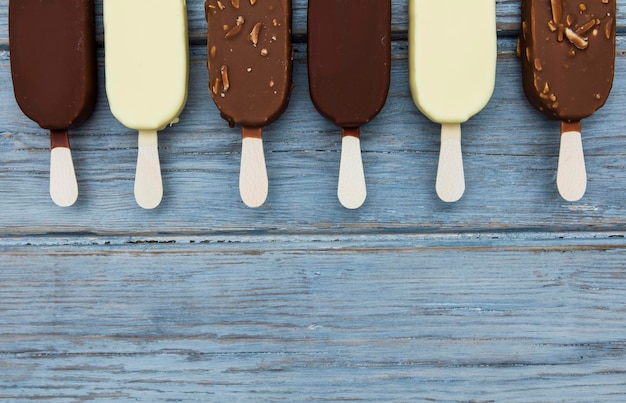 Paletas de helado de chocolate sobre un fondo de madera