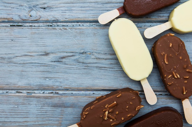 Paletas de helado de chocolate sobre un fondo de madera