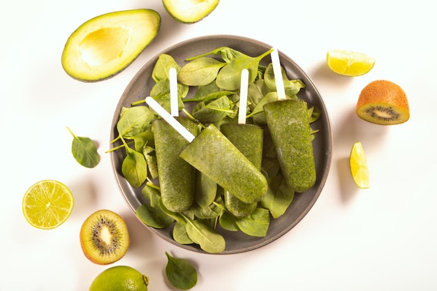 Paletas de helado sin gluten y lácteos veganos crudos Delicioso postre hecho de aguacate kiwi y espinacas Vista superior