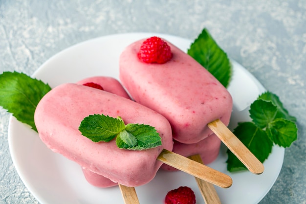 Paletas de helado de leche de coco y frambuesas veganas de cocina casera