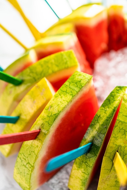 Paletas de helado rojas sin semillas para niños.