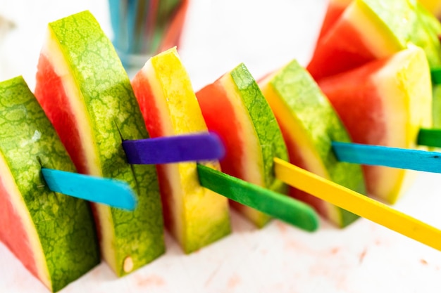 Paletas de helado rojas sin semillas para niños.