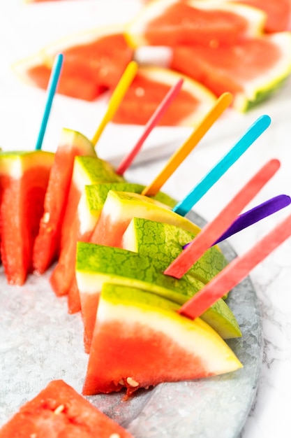 Paletas de helado rojas sin semillas para niños.