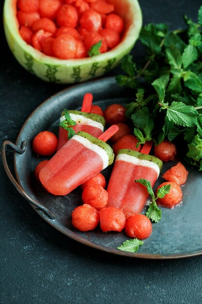 Paletas de helado de sandía, sorbete casero