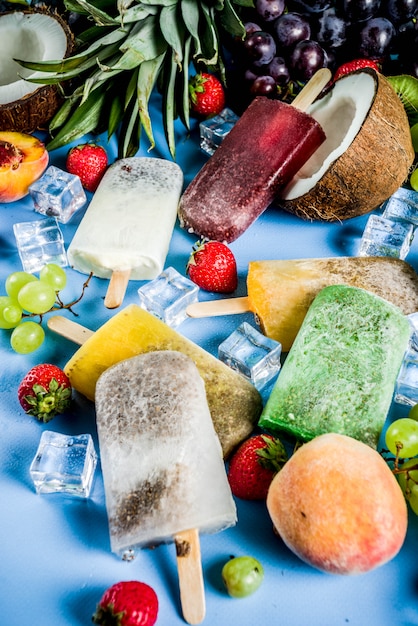 Paletas de helado tropical con semillas de chía y jugos de frutas: piña, naranja, mango, plátano, kiwi, coco, uvas, durazno, fresa