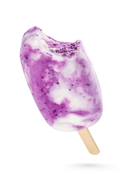 Paletas de helado de vainilla y frutas mixtas aislado sobre fondo blanco.