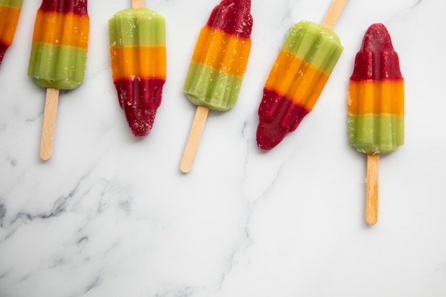 Paletas de hielo de frutas de verano sobre un fondo de mármol