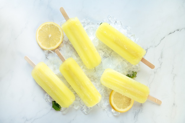 Paletas de limón en mármol y mesa de hielo