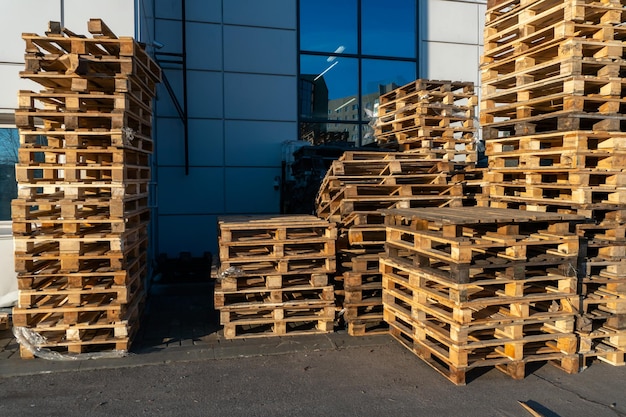 Paletas de madera apiladas en un almacén o cerca de una tienda