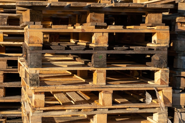 Paletas de madera apiladas en un almacén o cerca de una tienda