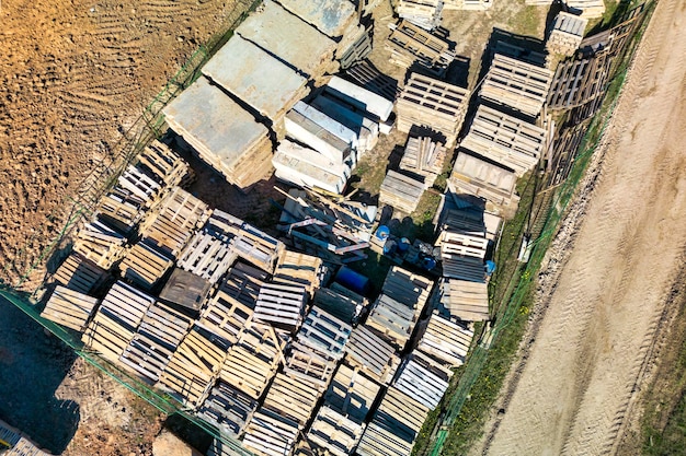 Paletas de madera vacías apiladas en el sitio de construcción Área de almacenamiento para paletas usadas Reciclaje de materiales Vista desde arriba