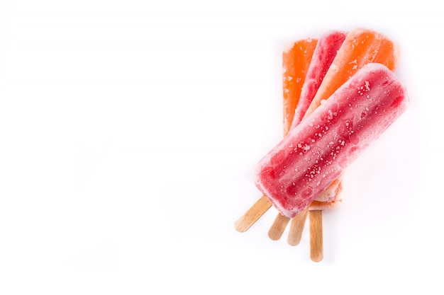 Paletas de naranja y fresa aisladas en blanco