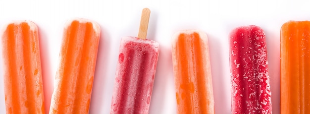 Paletas de naranja y fresa aisladas en blanco