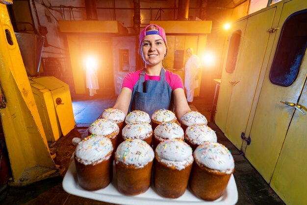 Paletas con pascua al horno. Producción industrial de tortas de Pascua. Backery.