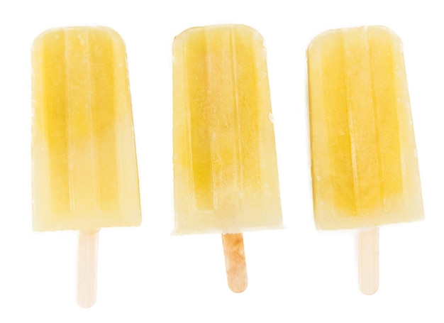 Paletas de piña aislado sobre fondo blanco.