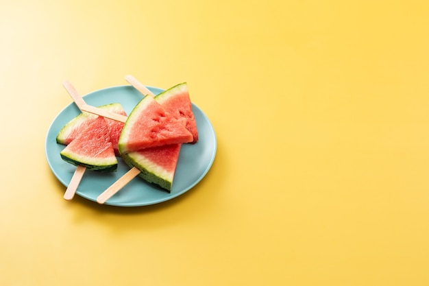 Paletas de rodajas de sandía en amarillo