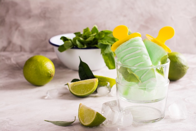 Paletas con sabor a mojito sobre fondo de piedra