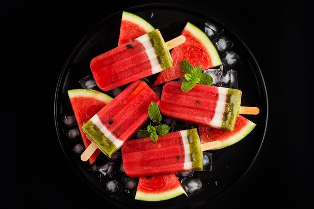 Paletas de sandía caseras en un plato. Concepto de comida de verano.