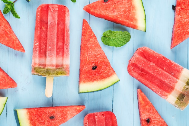 Paletas de sandía caseras en un plato.