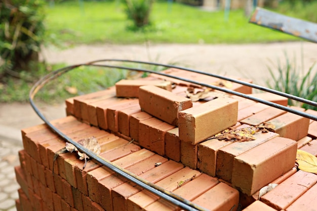 Palete uma pilha de material de construção de tijolos vermelhos de novos tijolos vermelhos para construção