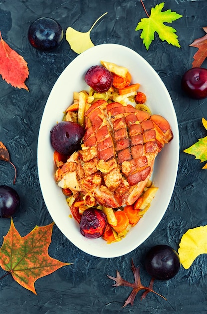 Paletilla de cerdo al horno con verduras y ciruelas