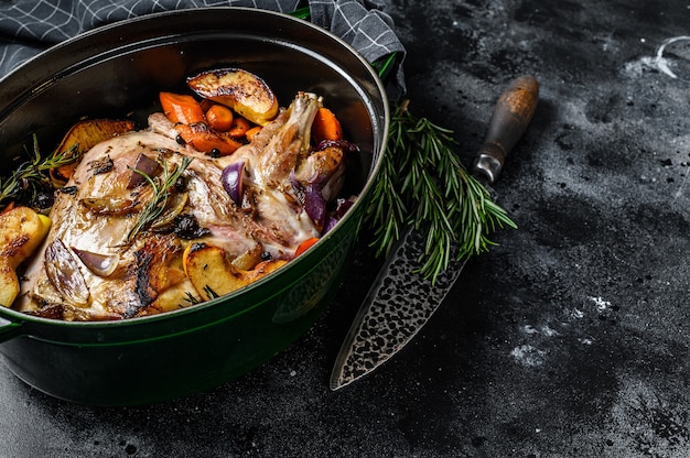 Paletilla de cordero entero al horno en una fuente para hornear