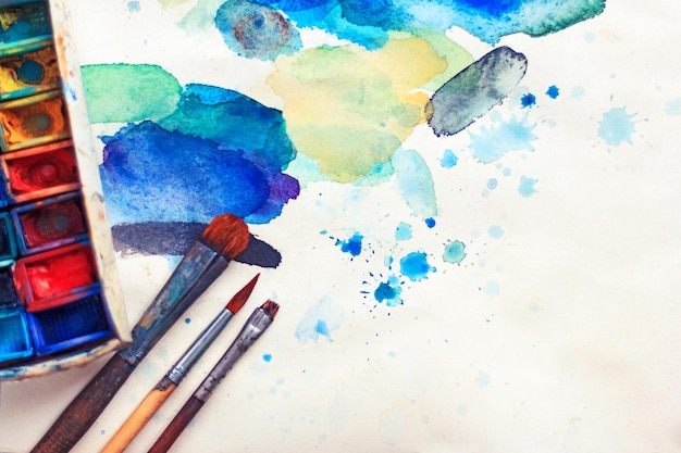 Palette mit Aquarellfarben und Pinseln