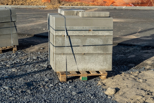 Palette mit Betonkanten für den Bürgersteigbau