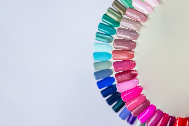 Palette mit Farbmustern des Nagellacks lokalisiert auf weißem Hintergrund. verschiedene leuchtende Farben. Werbung für bunte Nagellack-Maniküre-Farbfelder. Draufsicht der Nagelkunstradpalette. Speicherplatz kopieren