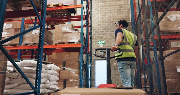 Palettenwagenmann und Kiste im Lager mit Transportsicherheit und Lagerung für die Verteilung oder Lieferung Frachtbetreiber Logistik und Lager in Karton für den Versand von Fracht und Inventarverwaltung