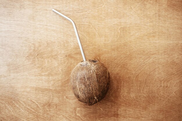 Foto palha de coco e metal na mesa de madeira plana olá conceito de férias de verão desperdício zero espaço para texto proibição de plástico estilo de vida sustentável na ilha tropical